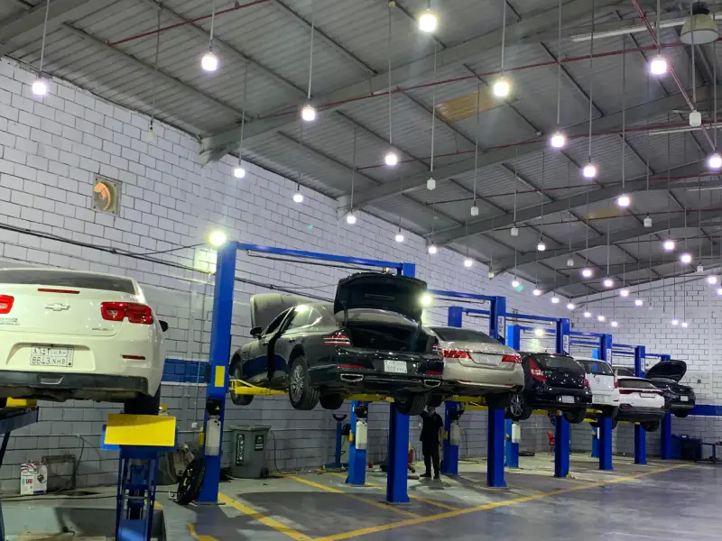 صور من داخل مركز العالمية الحديث لصيانة السيارات