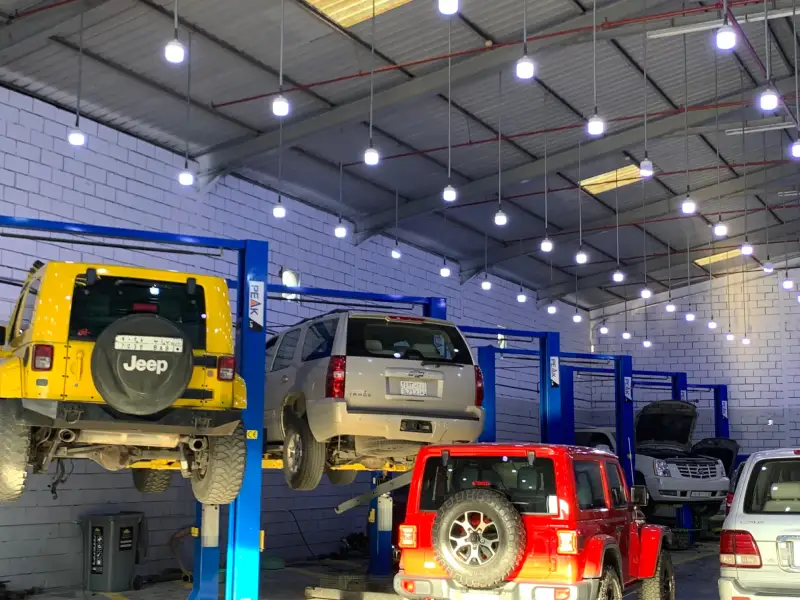 صور من مركز العالمية الحديث - قسم صيانة السيارات الأمريكية